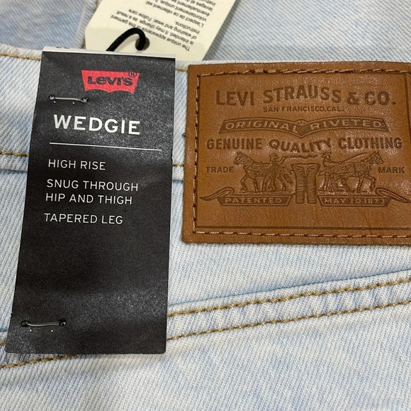 NWT Levi’s Premium Wedgie High Rise Raw Hem Light Wash Denim Jeans 33 - Picture 12 of 16